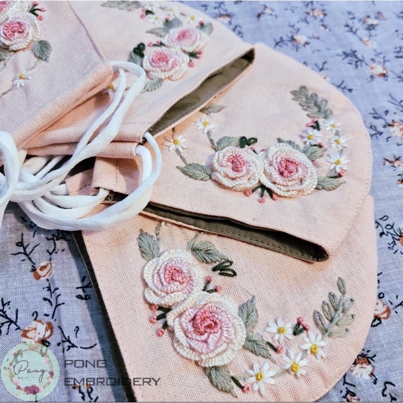 Khẩu trang thêu tay