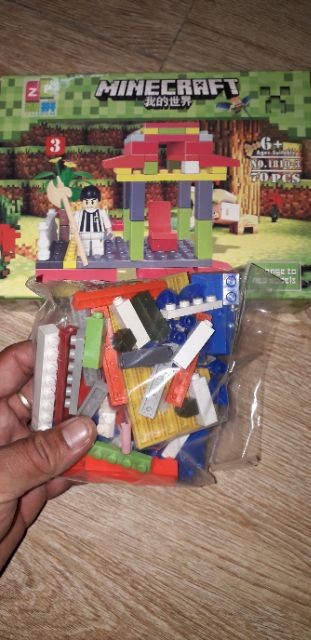 Lắp ráp 1 hộp LegoMineCraft 1810 có nhiều chi tiết bằng nhựa ABS