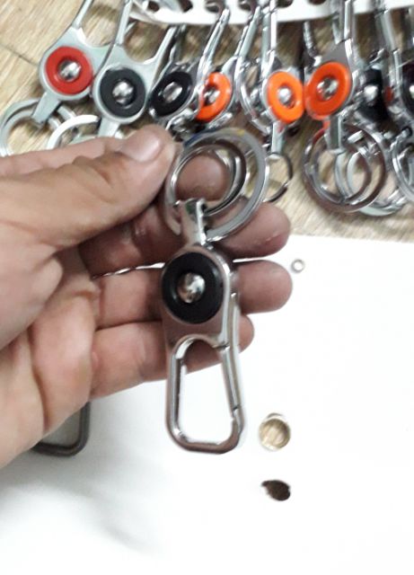 Một cái móc khóa có 2 vòng bằng thép không gỉ rất đẹp