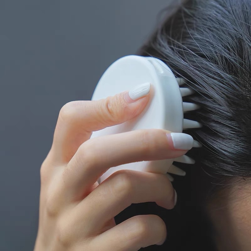 Bàn chải gội đầu silicon mềm giúp thư giãn da đầu