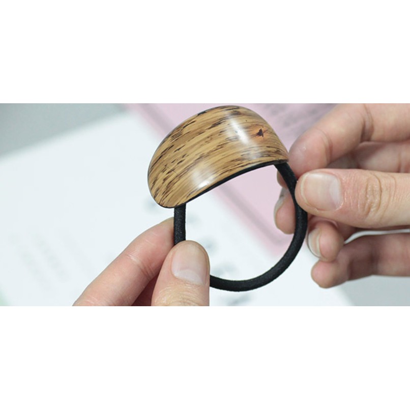 Combo 5 cột tóc mặt gỗ màu vàng y hình. Hình shop tự chụp nha các bạn. Giá 40k/5 cái. Hàng luôn có sẵn rất đẹp.