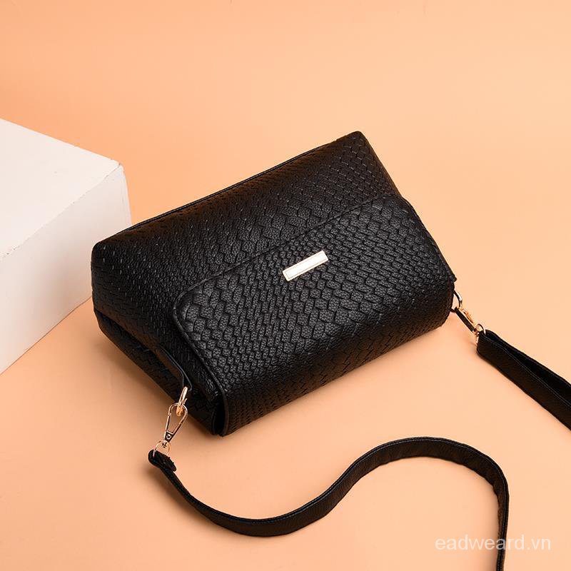 Túi đeo chéo bằng da phong cách thời trang nữ