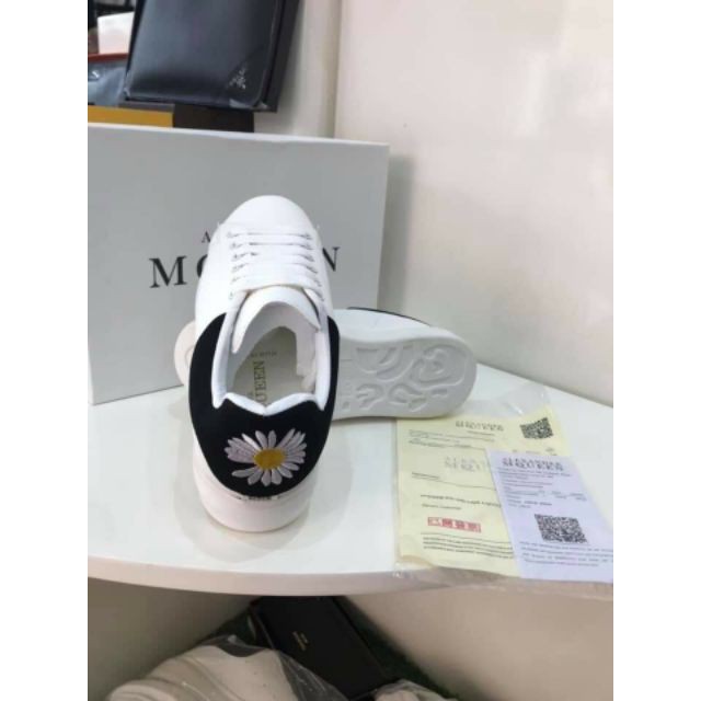 {Có Sẵn) Giày thể thao Nữ Nam Trắng Đế Cao MCQ Gót Nhung Đen Có size Nam nữ (Size 36-43)  Bản Dây Lụa (Form rộng)