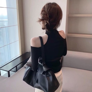 Áo len mỏng hở vai