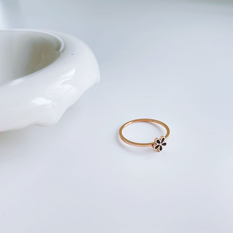 Nhẫn đeo tay bằng thép titan màu trắng đen họa tiết hoa cúc phong cách Hàn Quốc