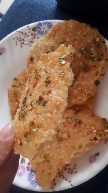 [Mã 77FMCGSALE1 giảm 10% đơn 250K] (3 cái to tròn 100gr )Cơm cháy chiên mắm hành cực ngon 100gr | BigBuy360 - bigbuy360.vn