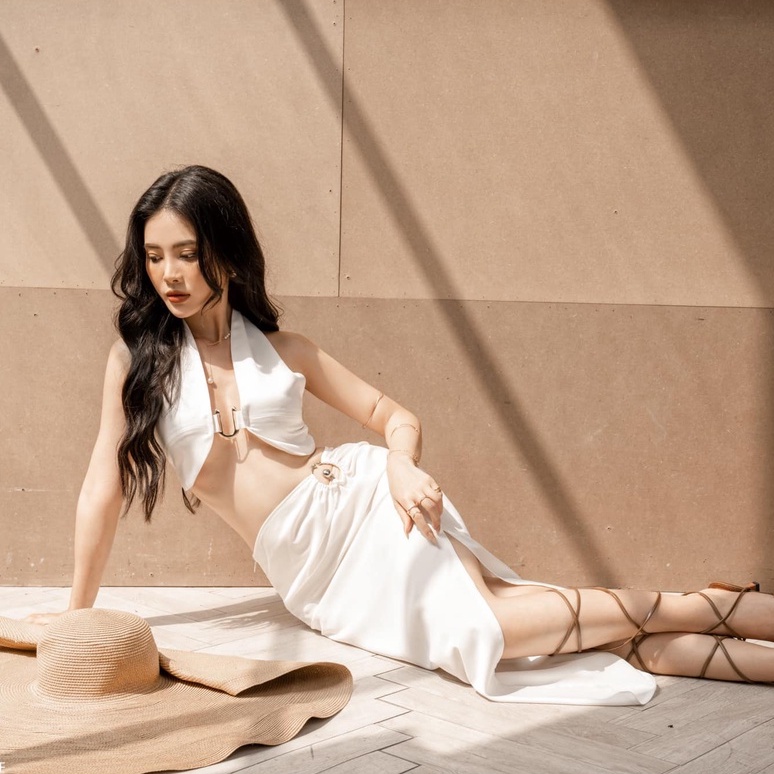 Áo croptop sexy thiết kế hở lưng, cổ yếm, đính khoen chữ U