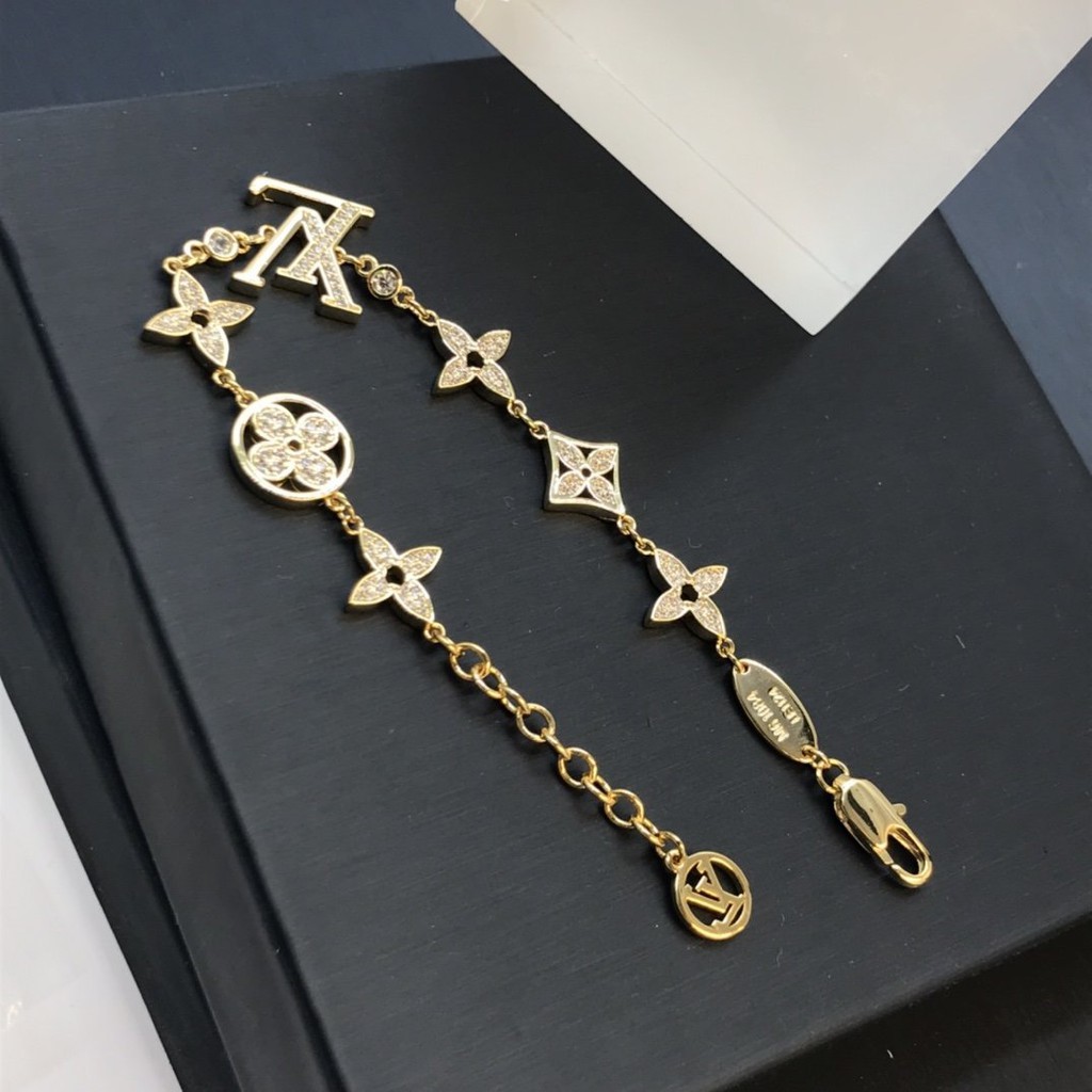 Vòng đeo tay họa tiết hoa phối logo thương hiệu LV màu vàng thanh lịch thiết kế thời trang