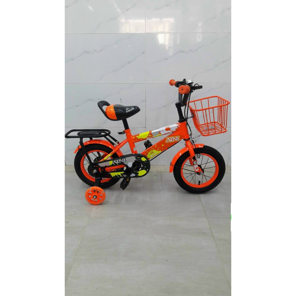 Xe đạp trẻ em dành cho bé trai từ 3-5 tuổi. Cứng cáp và An toàn, có bánh phụ giúp bé tập xe dễ dàng hơn.