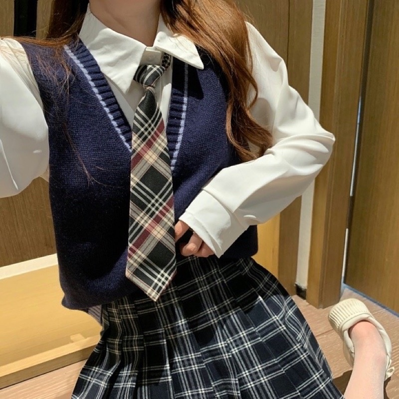 Áo gile len + chân váy kẻ + sơ mi siêu xinh