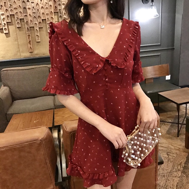 Váy cổ bèo