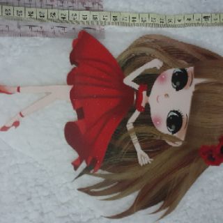 Hình ủi nhiệt búp bê tóc mây cài hoa đỏ