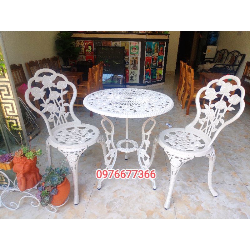 Bàn ghế sân vườn nhôm đúc hoa hồng 2 ghế 1 bàn màu trắng kem