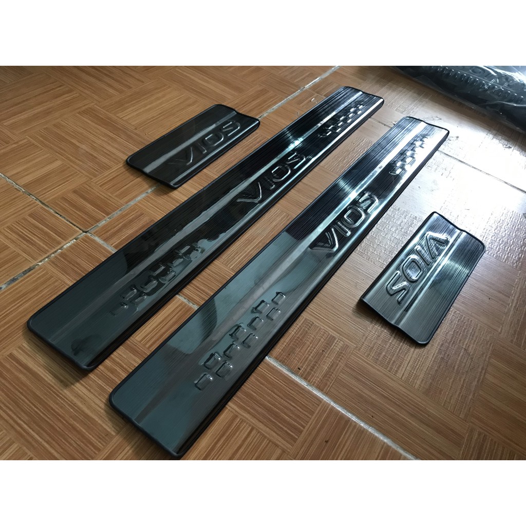 Bộ ốp nẹp bước chân ngoài Titan cho Xe Toyota Vios dùng chung các form 2014 đến 2020