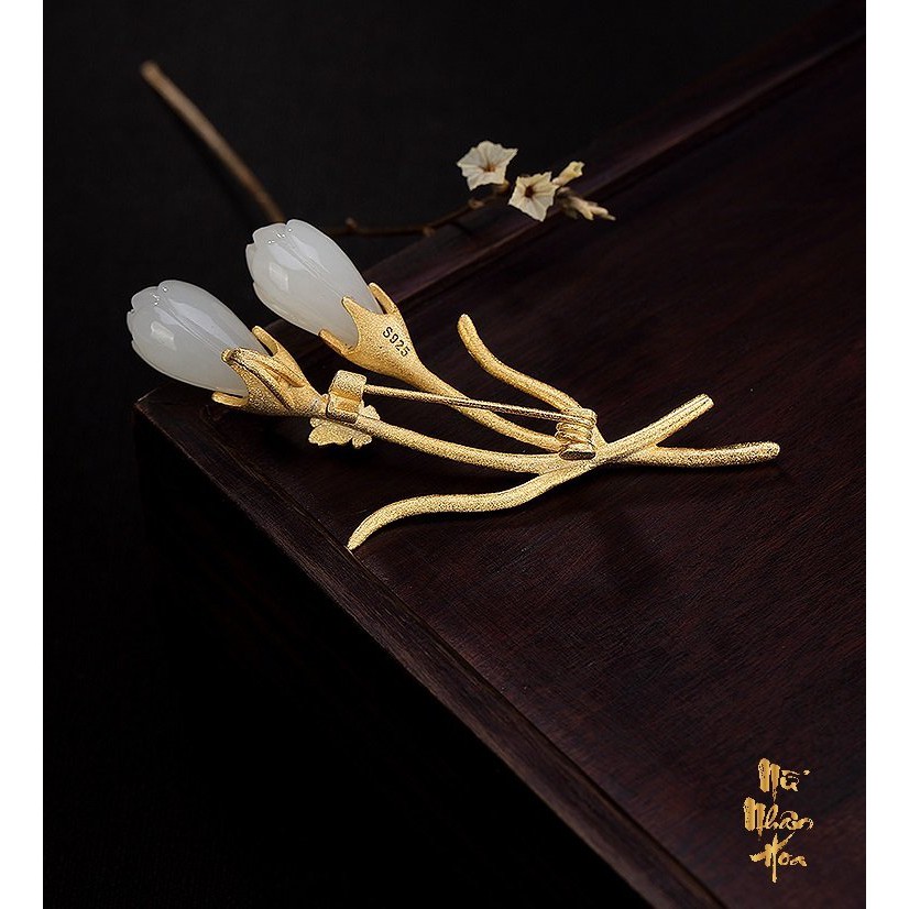 trâm cài áo bằng bạc đính đá màu trắng phớt lục Nephrite tạo hình hoa ngọc lan sang trọng TC024