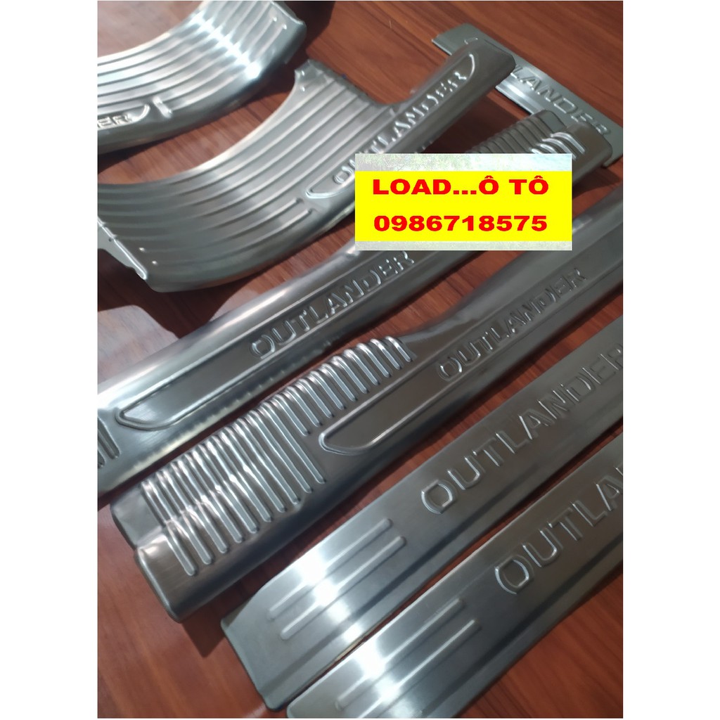 Ốp Bậc Cửa, Nẹp Bước Chân Xe Mitsubishi Outlander 2023-2018 Chất liệu Inox Cao Cấp