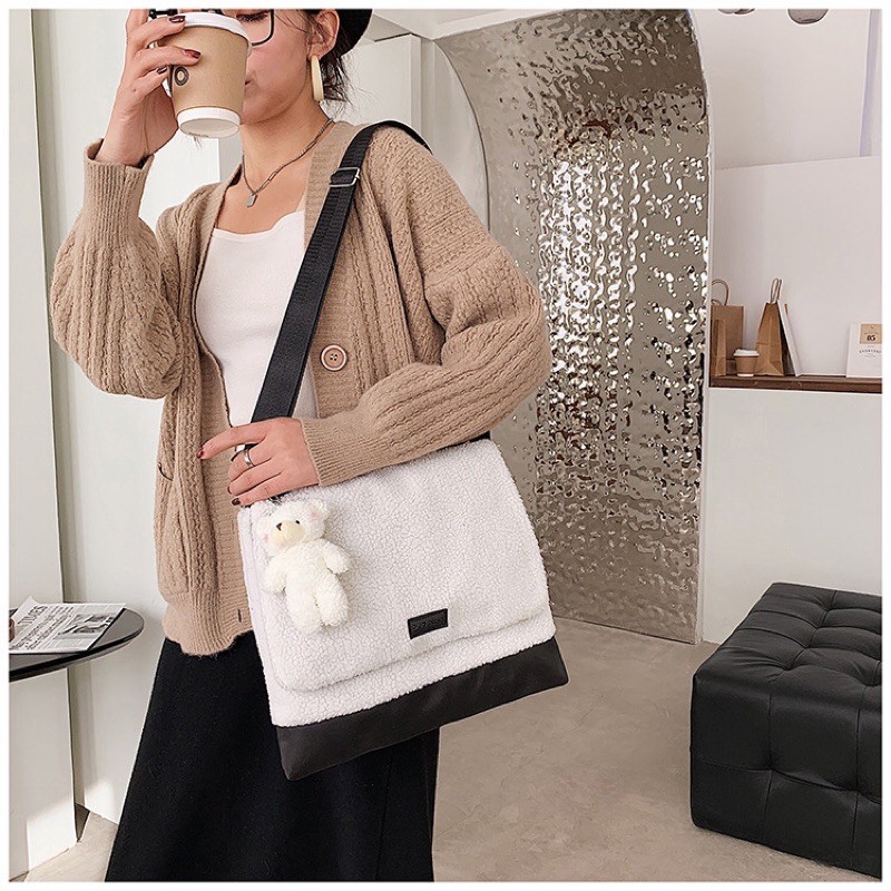 Túi bì thư đeo chéo phối lông ulzzang cực xinh( có sẵn, không kèm móc gấu)