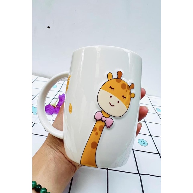 Ly sứ hình hươu cao cổ có nắp kèm muỗng (HKM abbott)