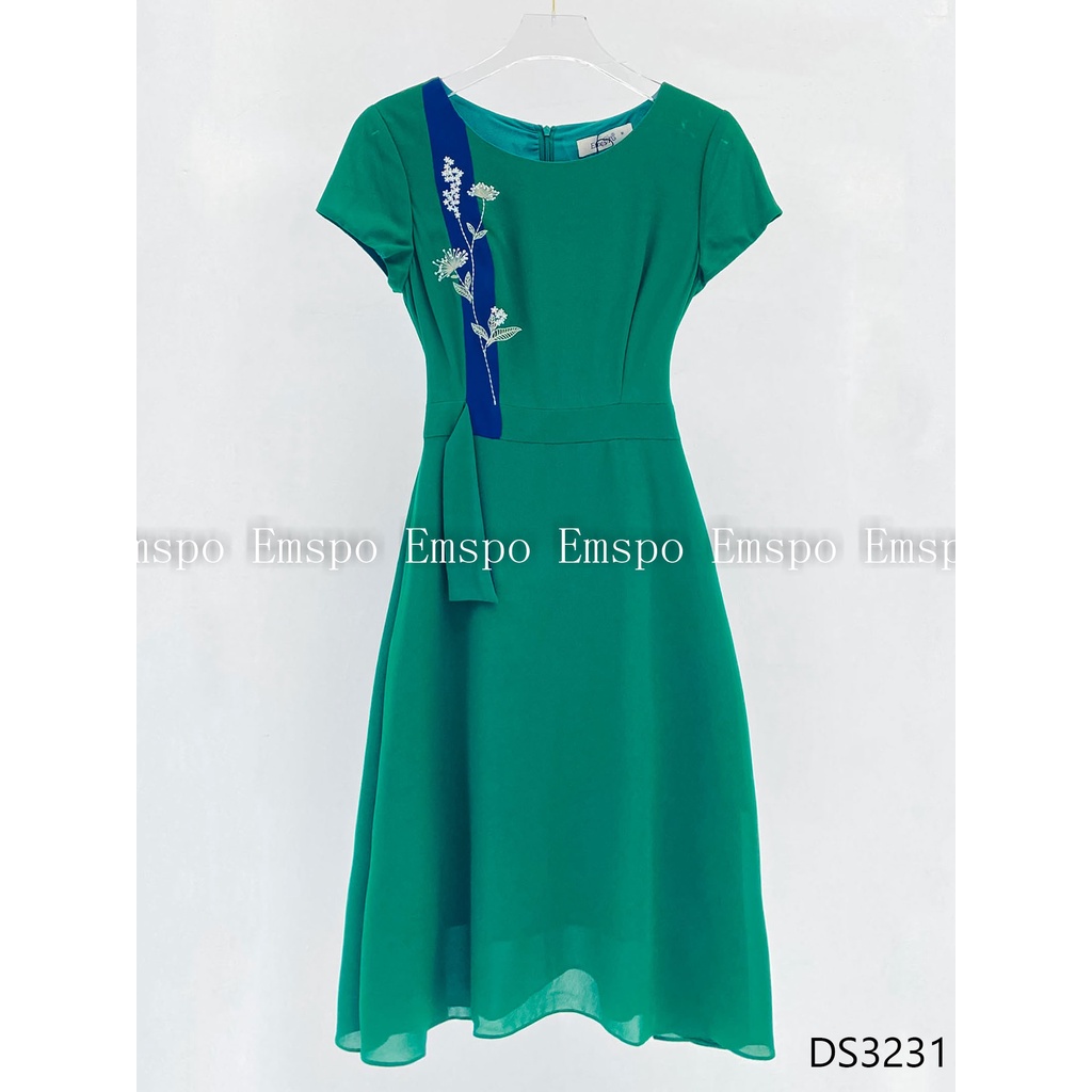Đầm cổ tròn, dáng xòe, hoa thêu dọc thân phải Emspo DS3231