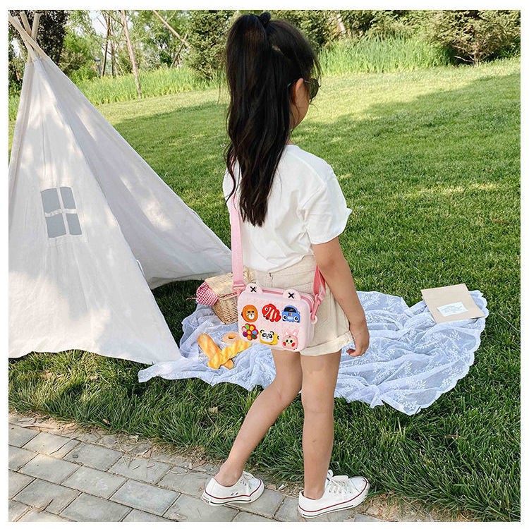 Túi Đeo Chéo Dáng Vuông Nhỏ Dễ Phối Đồ Chơi Cao Su Cho Trẻ Em