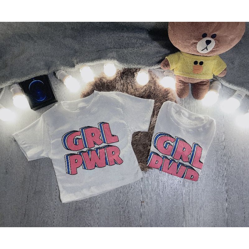 Áo croptop in chữ màu hồng xinh