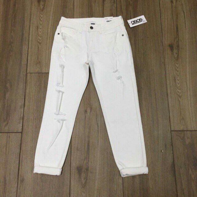 Quần jean boyfren trắng đên . Với chất jean co giản bốn chiều mang đến cho người mặc đậm chất bụi bặm ạ hảy cho em ấy về