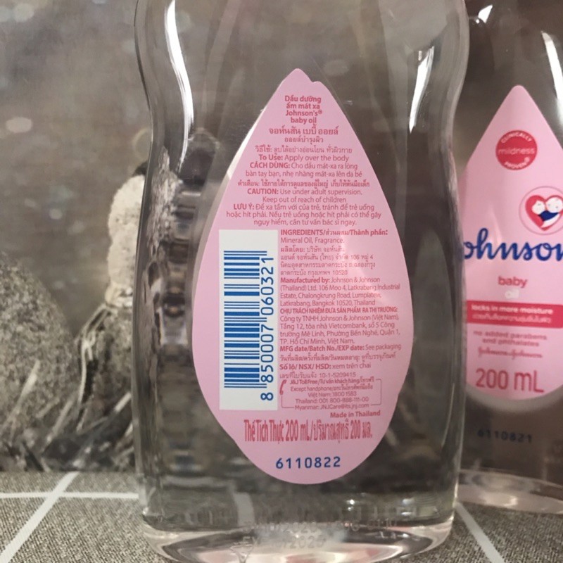 Dầu massage và dưỡng ẩm Baby Oil Johnson