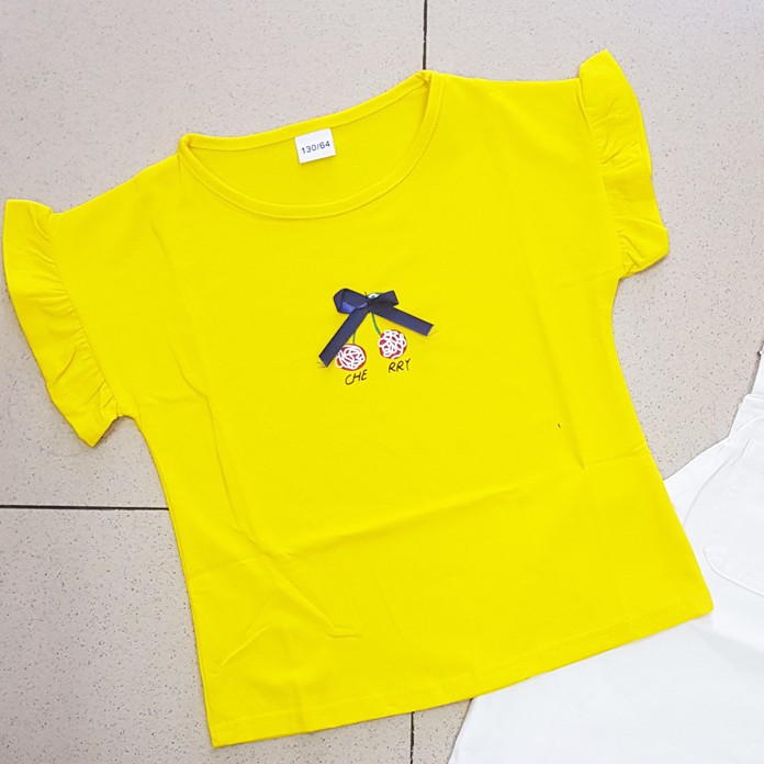 Bộ áo thun vàng cherry và yếm kaki trắng bé gái