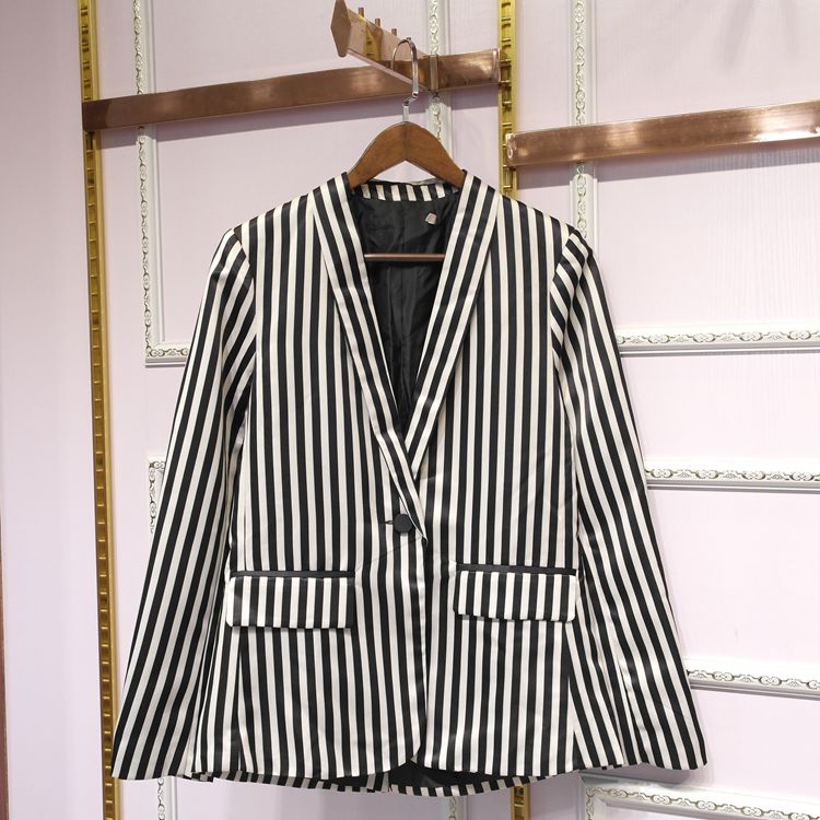 Áo blazer kẻ sọc