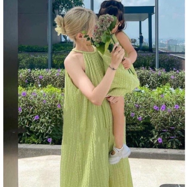 Maxi cổ yếm xanh bơ hồng mẹ con kèm hoa trà váy hồng chất xốp nhăn mềm mát vô cùng | BigBuy360 - bigbuy360.vn