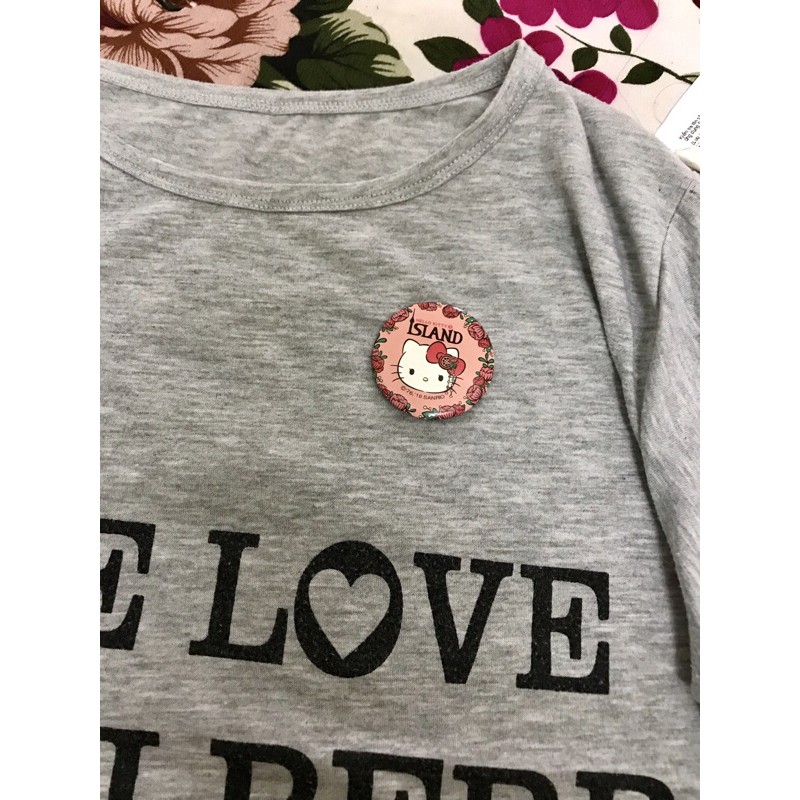 Cài áo kitty cho bé