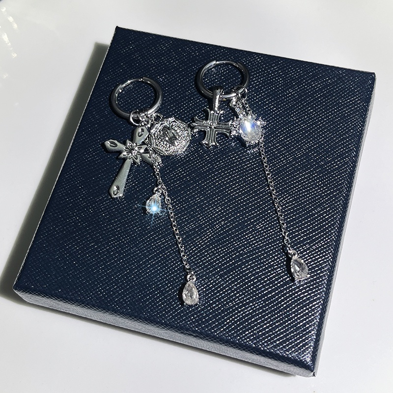 Khuyên Tai Kim Loại Tua Rua Không Đối Xứng Thiết Kế Mặt Thánh Giá Mới Phong Cách hip hop