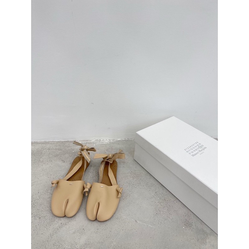 Giày ba lê đế bệt Maison Margiela da thật cao cấp thiết kế xỏ ngón, phía sau có dây buộc chắc chắn, thoải mái.