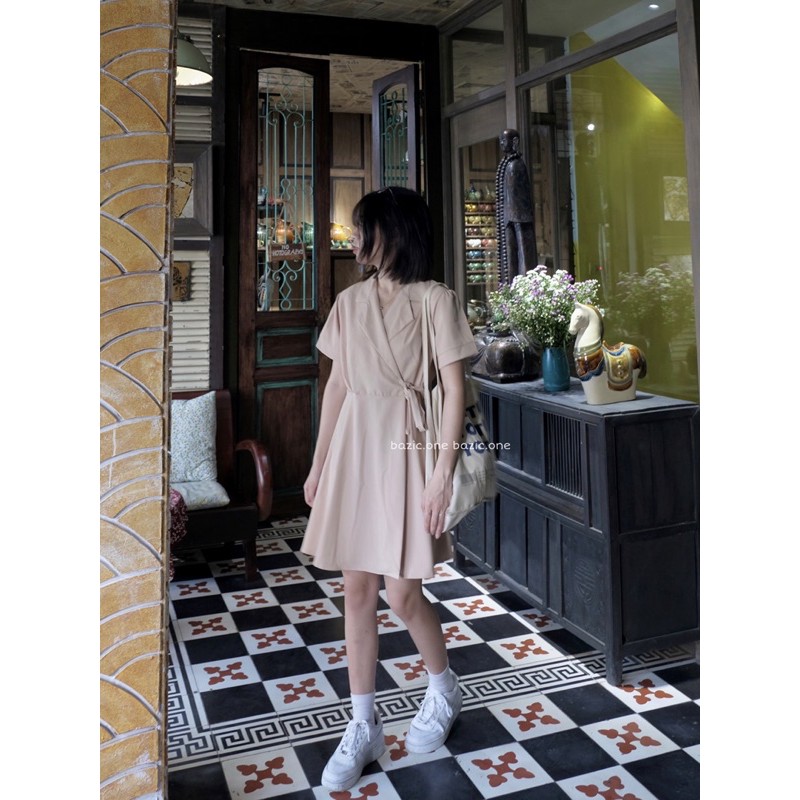 Váy cổ vest đắp chéo buộc nơ bên hông dáng ngắn Bazic one | BigBuy360 - bigbuy360.vn