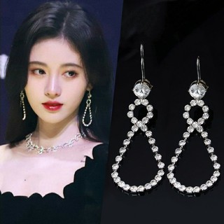 Hoa tai giọt nước đính đa bling bling của Cúc Tịnh Y