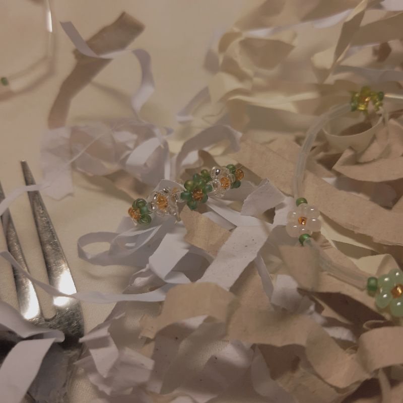 Nhẫn và vòng tay hoa hạt cườm lấy cảm hứng từ bức tranh The water lily pond