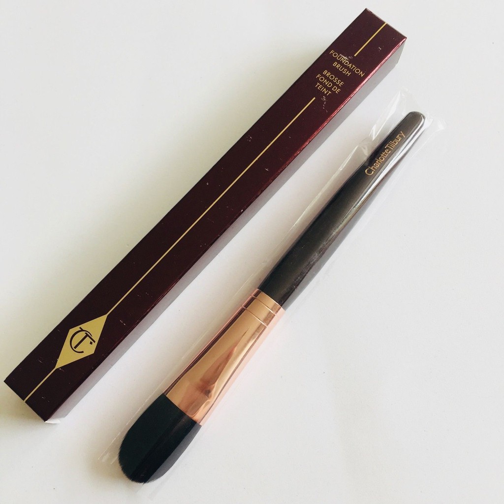 Cọ Trang Điểm Charlotte Tilbury Foundation Brush (Cọ Tán Kem Nền)