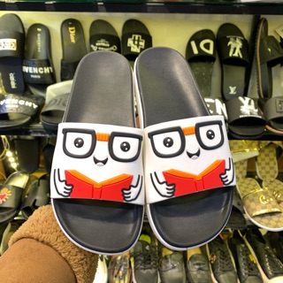 Dép mặt người đeo kính