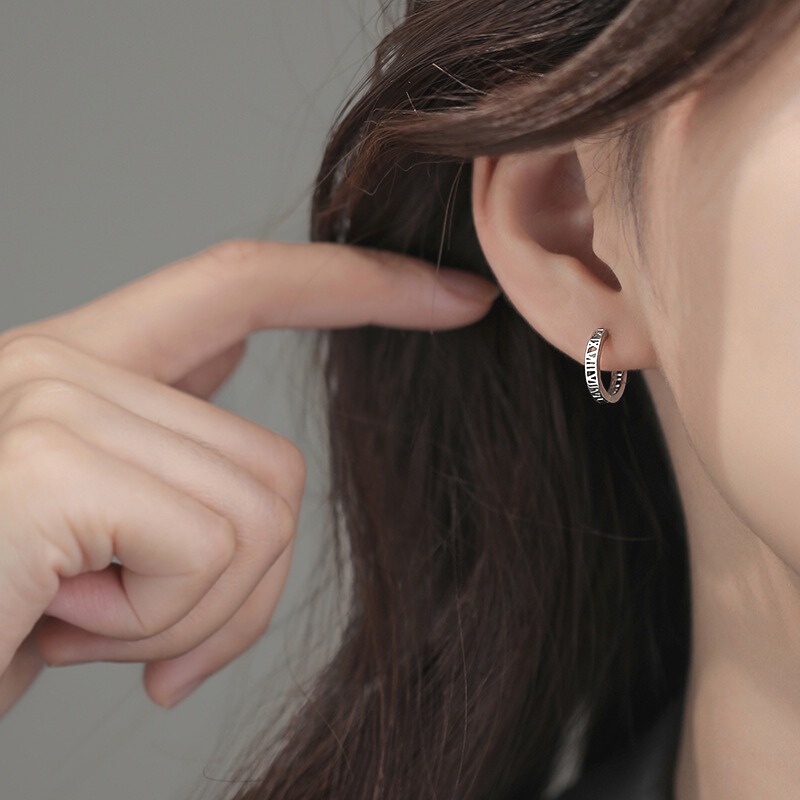 Bông Tai Bạc S925 Chữ Số La Mã Mini Hoop Dạng Khoen Tròn Trẻ Trung Cá Tính | Khuyên Tai Unisex Trang Sức Bạc Dạng Khoen