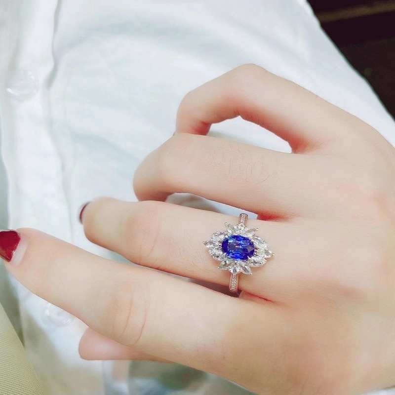 Nhẫn Đính Đá Sapphire Sang Trọng Cho Nữ