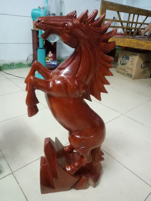 Cặp ngựa gỗ sơn huyết cao 67cm