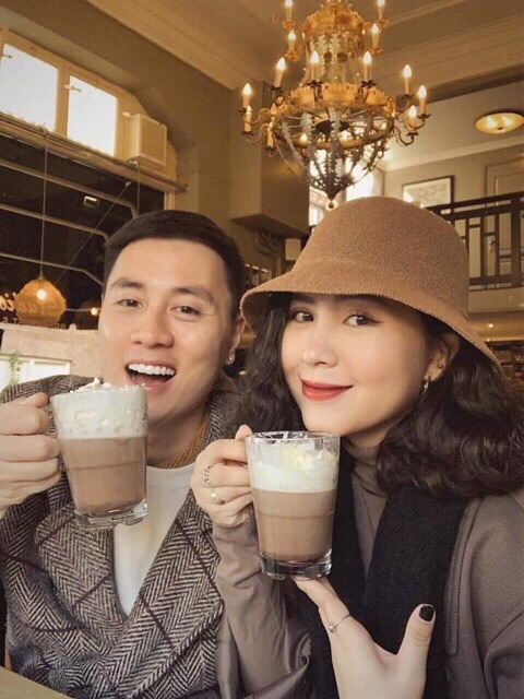 Mũ cói chữ M