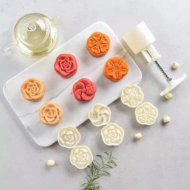 Khuôn trung thu lò xo 6 mặt hoa nổi 5 cánh 50g (M65)