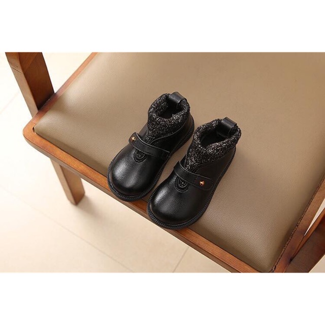 Boot bé gái