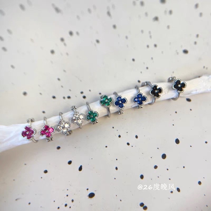 1 chiếc bông tai khoen hoa đá màu