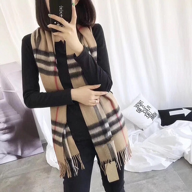 Khăn choàng kẻ caro phong cách Hàn Quốc