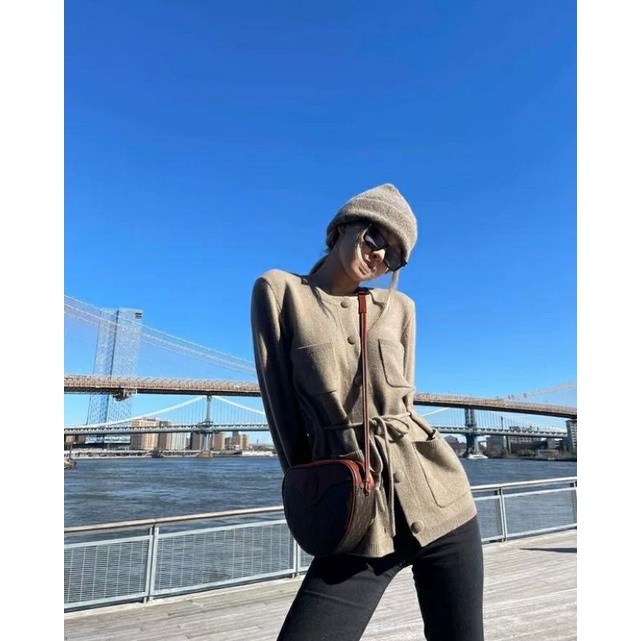 Áo cardigan len xám thắt eo giống Rosé BLACKPINK