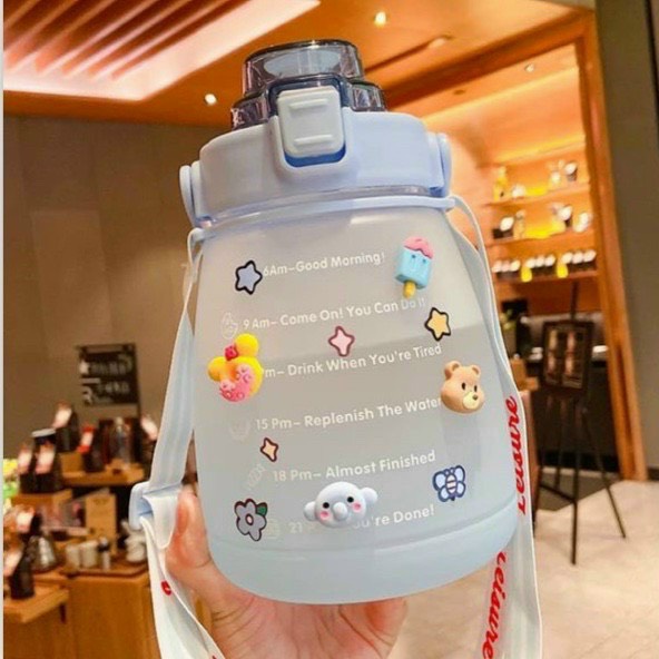 Bình Đựng Nước Uống dễ thương Có Ống hút 1,2 Lít Kèm Dây (Có Tặng Kèm Sticker 2D)