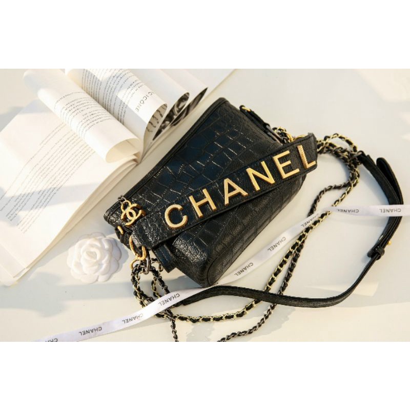 Túi đeo chéo nữ C.N GABRIE..sz21cm da lì đế cứng lót đỏ fullbox nguyên seal