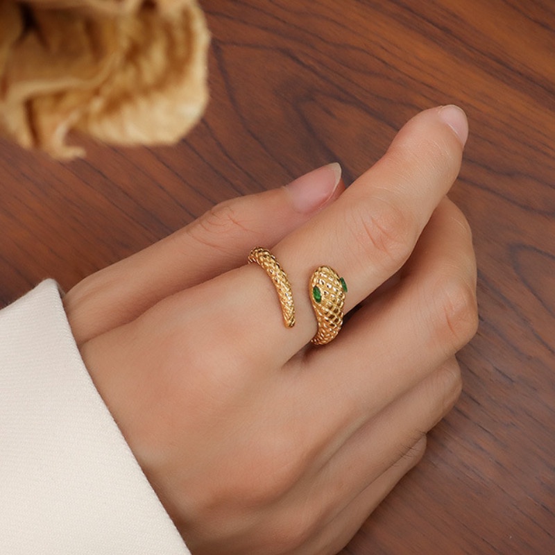 Nhẫn Rắn Mắt Xanh Titan Ko Đen TT 4300